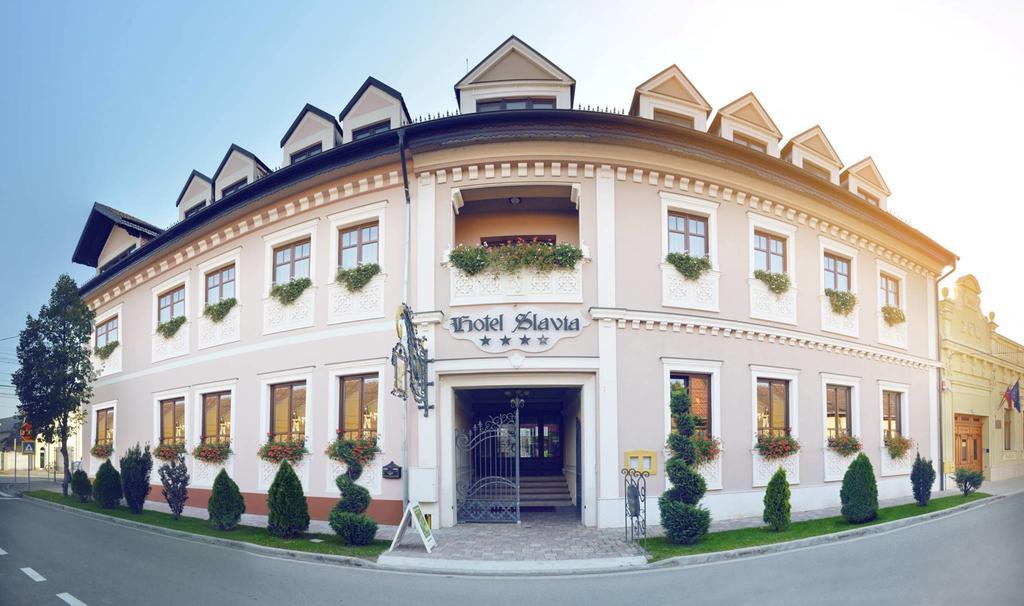 Hotel Slavia Salonta Экстерьер фото