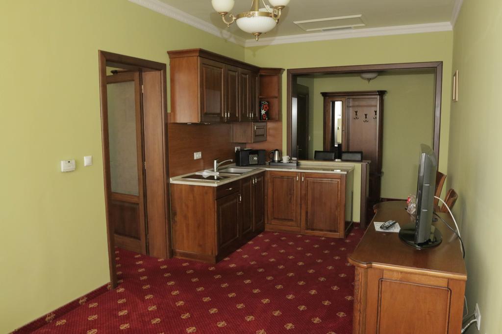 Hotel Slavia Salonta Экстерьер фото