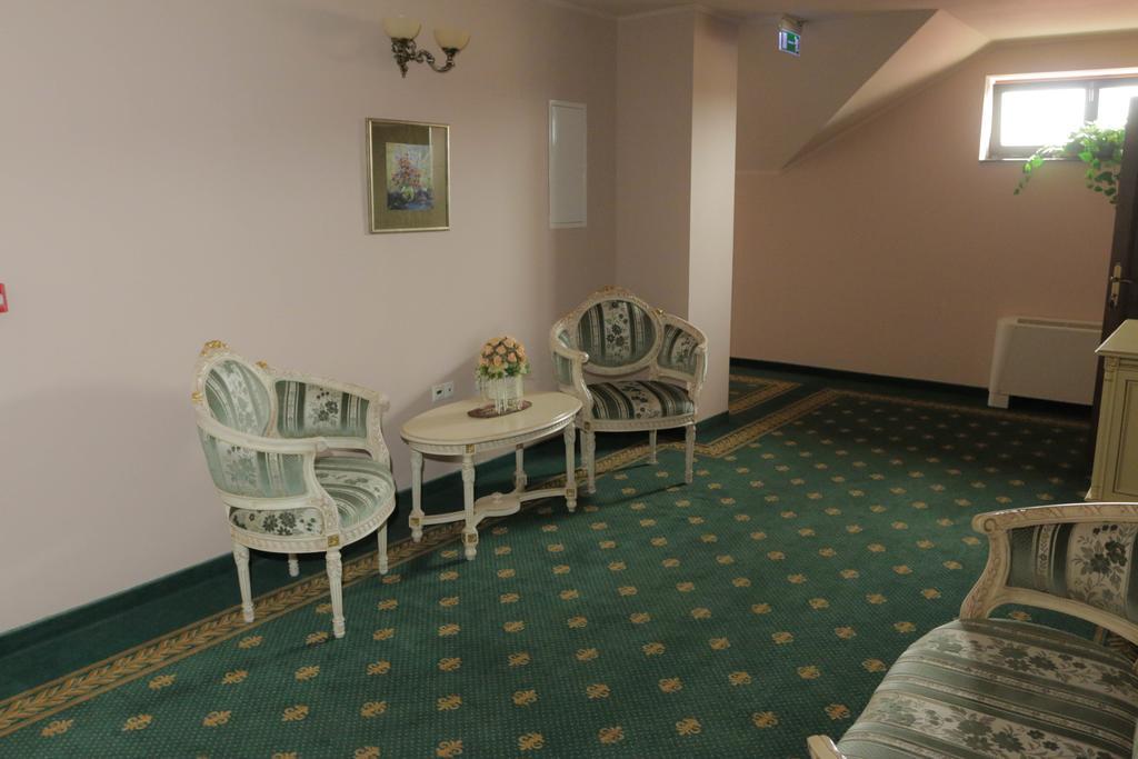Hotel Slavia Salonta Экстерьер фото
