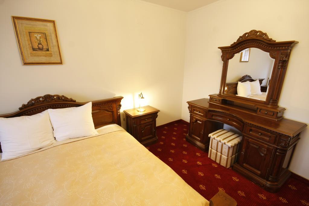 Hotel Slavia Salonta Экстерьер фото