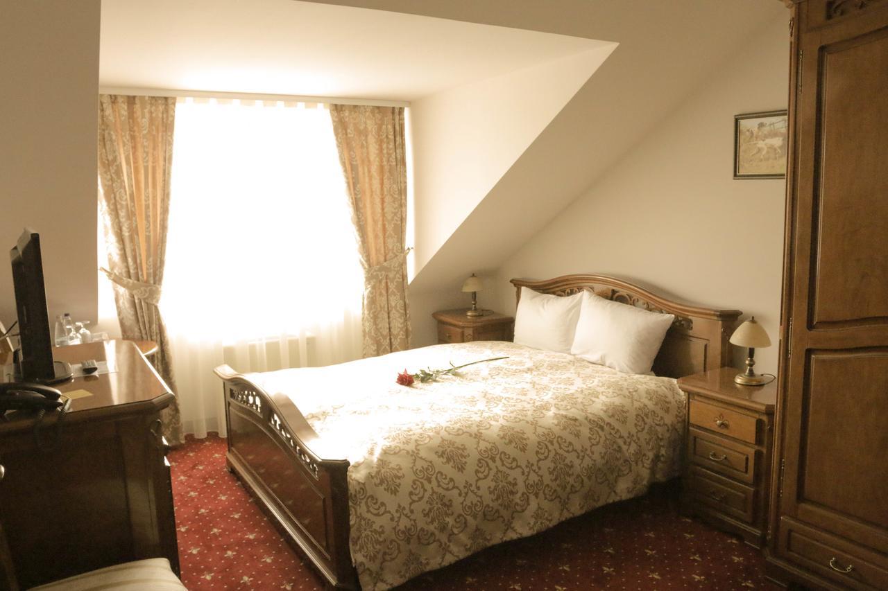 Hotel Slavia Salonta Экстерьер фото
